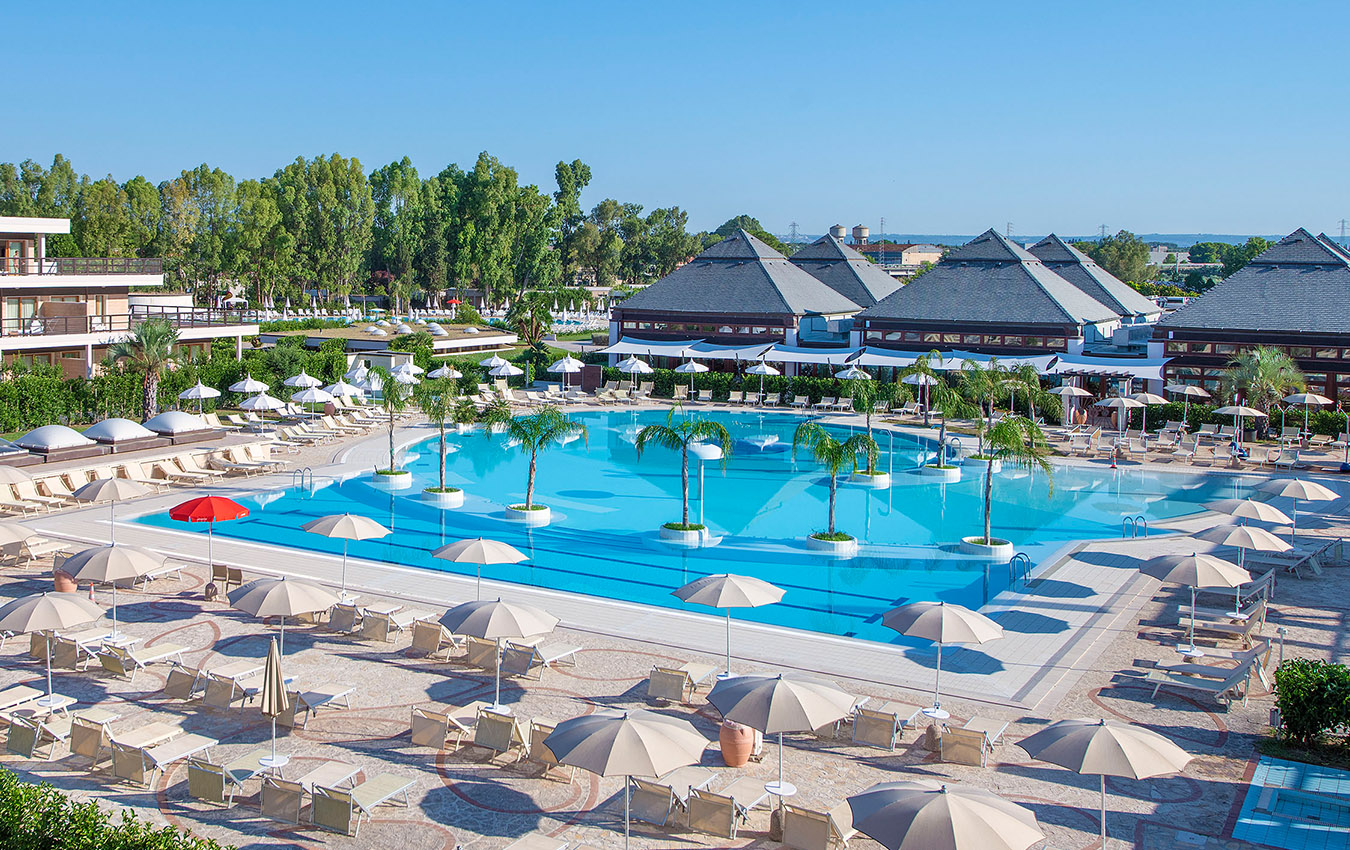 valentino-village-puglia-piscina-giorno