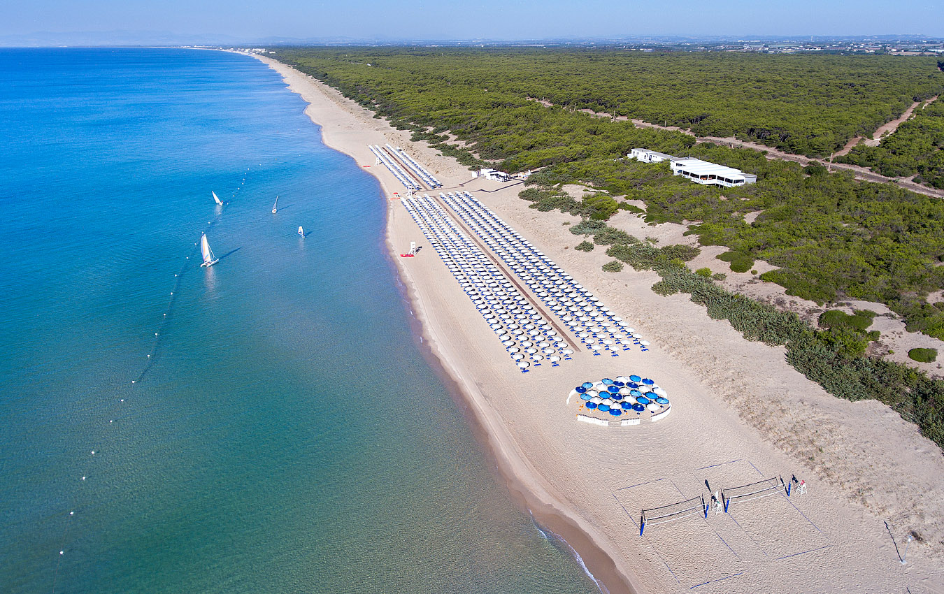 calane-village-puglia-panoramica-mare-spiaggia-verde