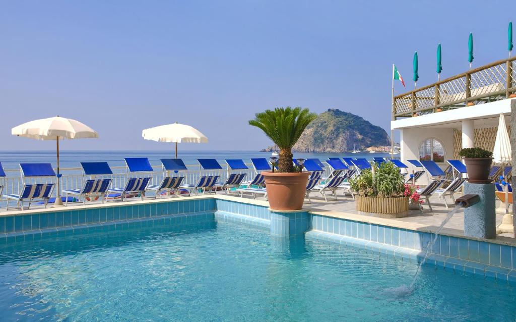 hotel-vittorio-ischia-piscina-esterna-2