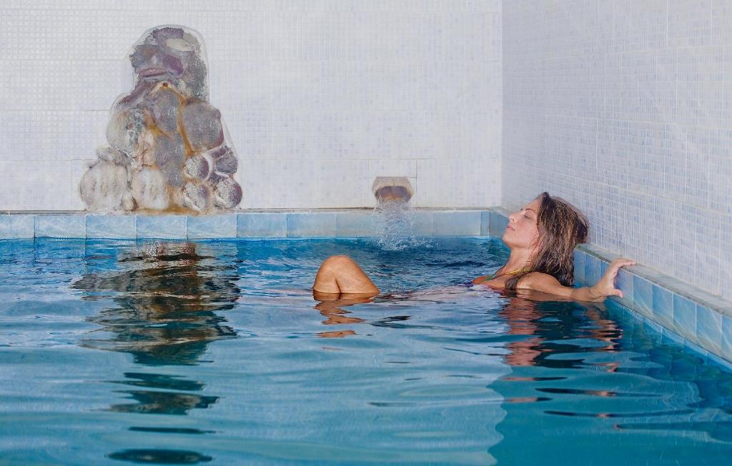 hotel-vittorio-ischia-piscina-interna