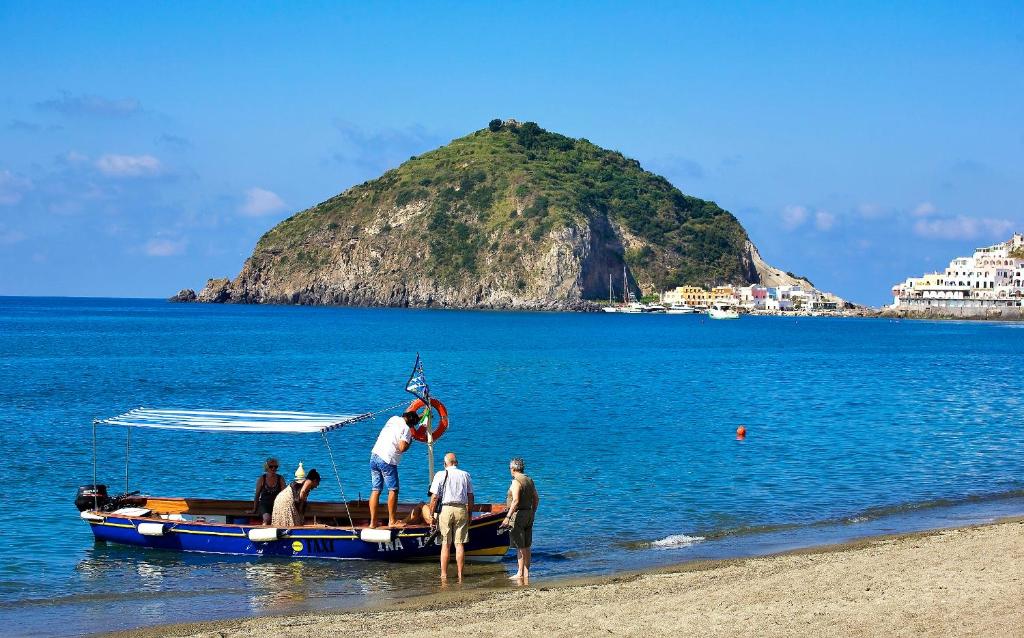 hotel-vittorio-ischia-spiaggia-maronti