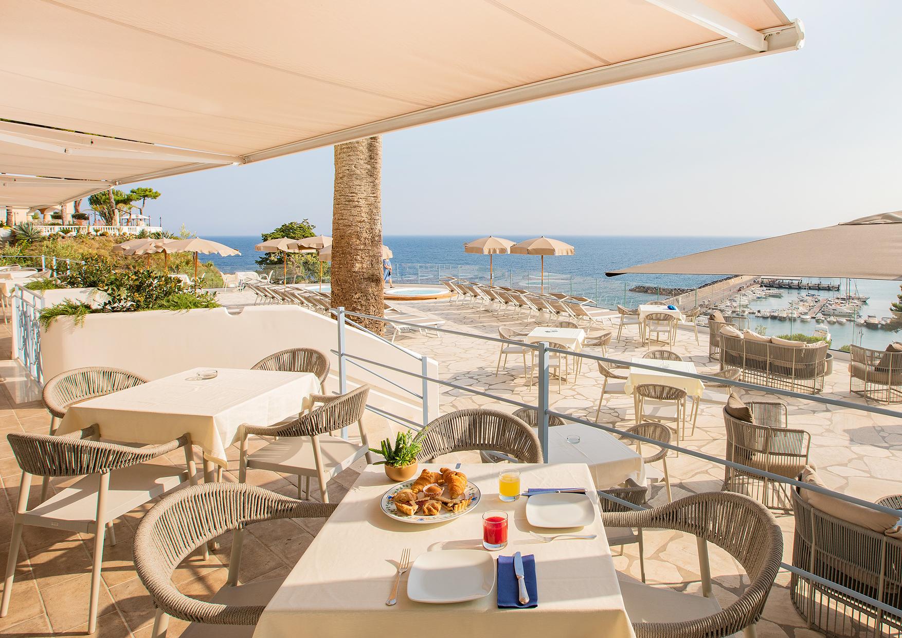 hotel-gran-paradiso-ischia-casamicciola-colazione-in-terrazza