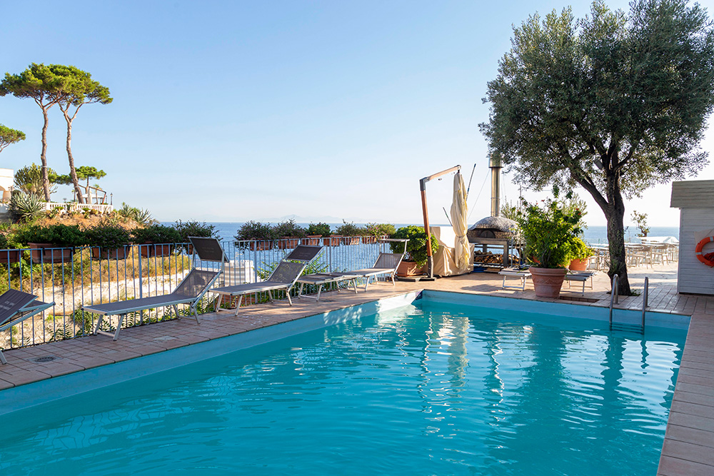 hotel-gran-paradiso-casamicciola-piscina-con-lettino