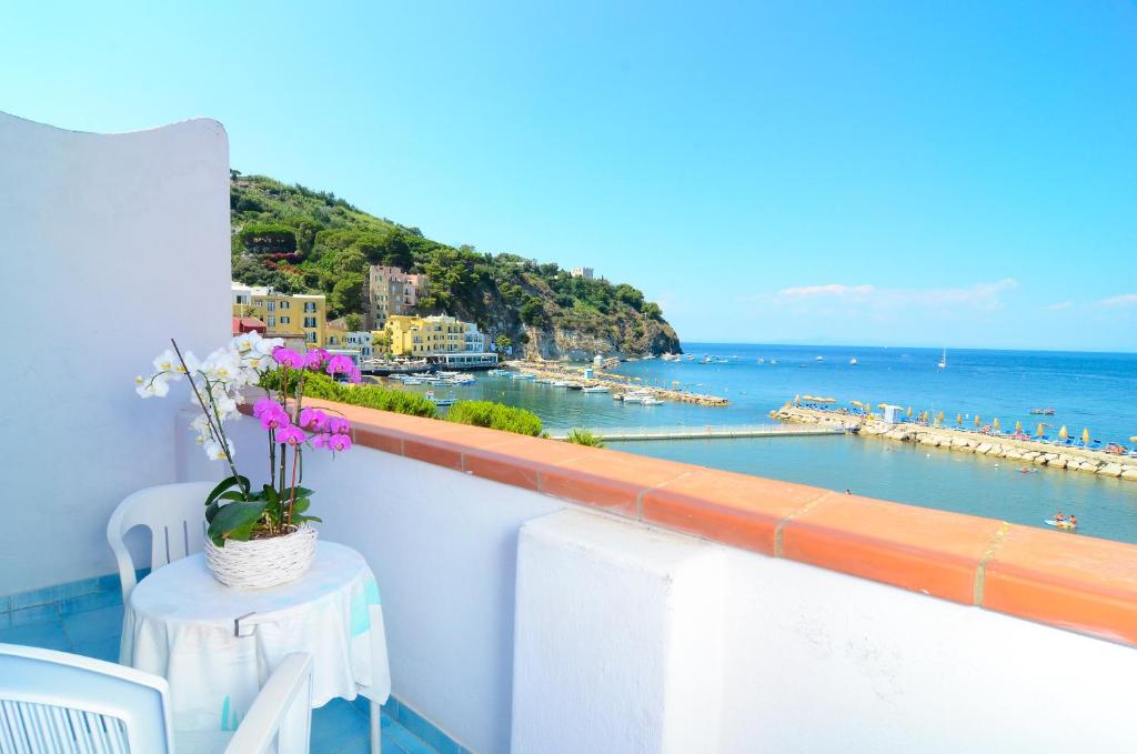 hotel-terme-marina-ischia-lacco-ameno-camera-vista-mare