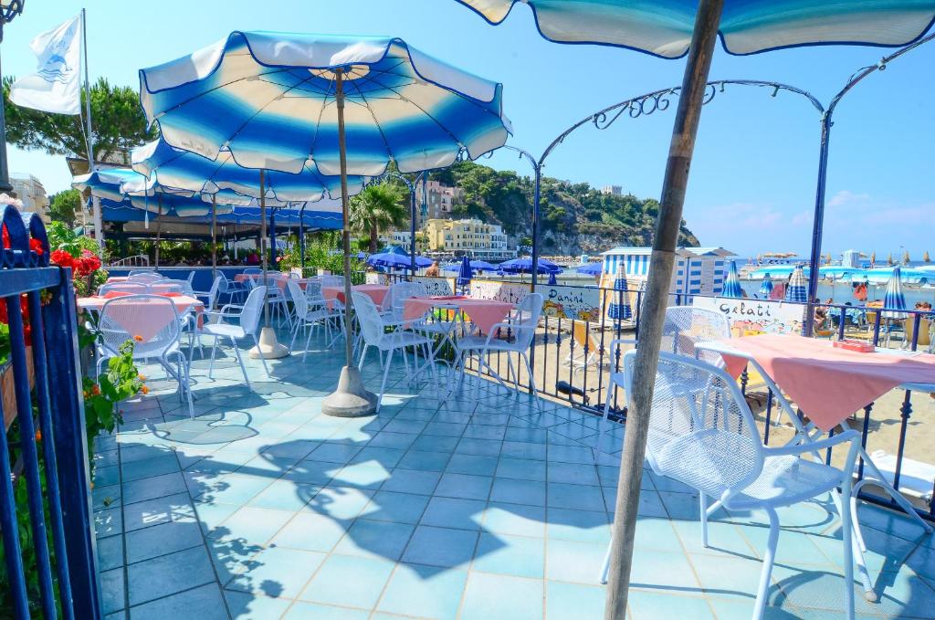 spiaggia-hotel-terme-marina-ischia-lacco-ameno2