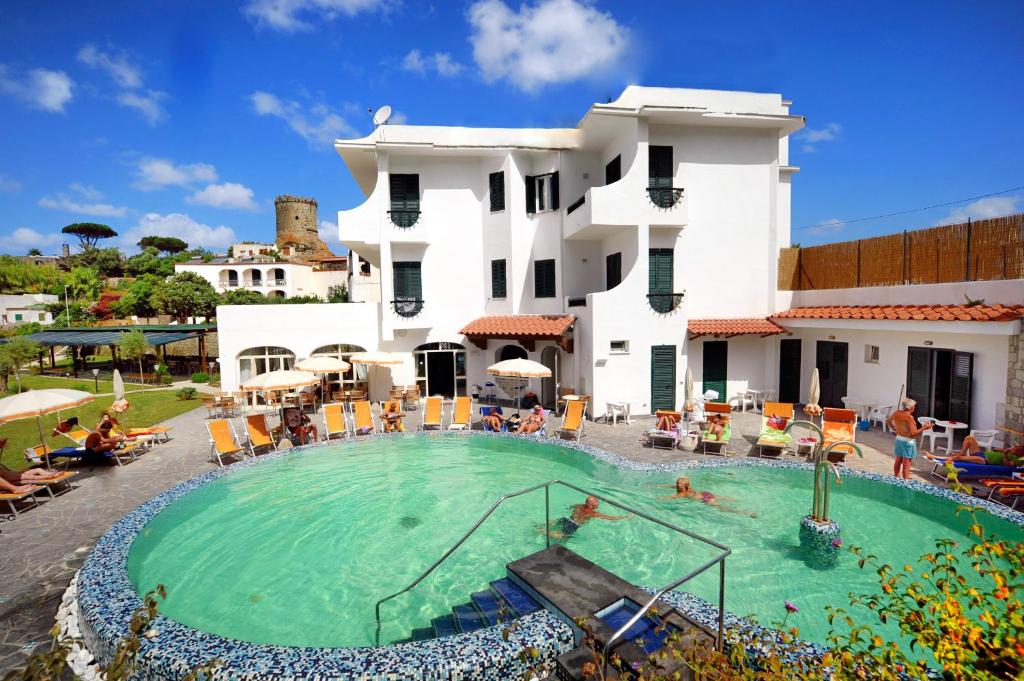 hotel-park-victoria-forio-ischia-piscina-esterna-2
