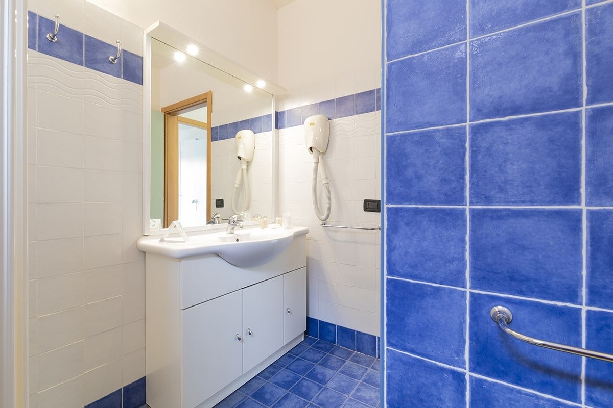 th-pizzo-calabro-calabria-bagno-camera-quadrupla