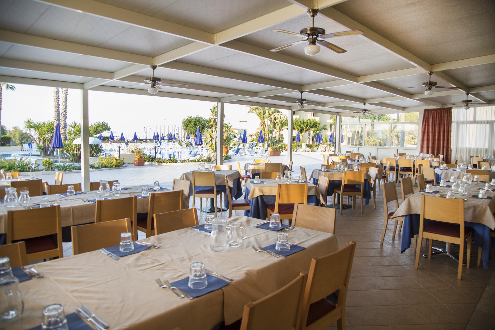 village-paradise-puglia-blu-hotels-ristorante-esterno2