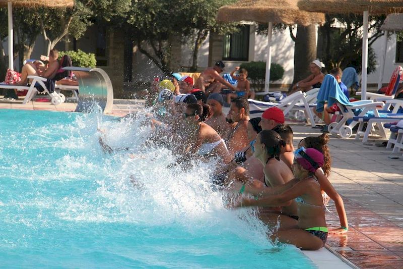 villaggio-spiagge-rosse-calabria-area-giochi-piscina