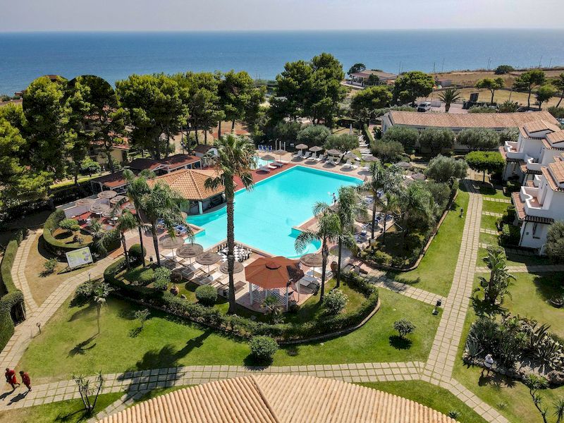 villaggio-spiagge-rosse-calabria-piscina