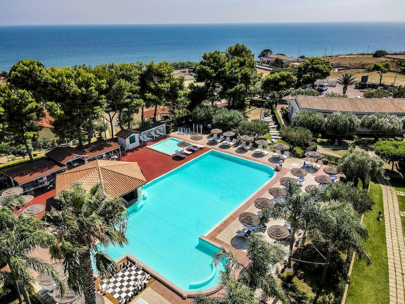 villaggio-spiagge-rosse-calabria-piscina2