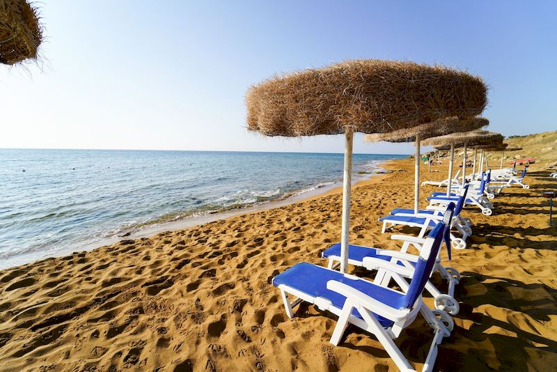 villaggio-spiagge-rosse-calabria-spiaggia-lettini