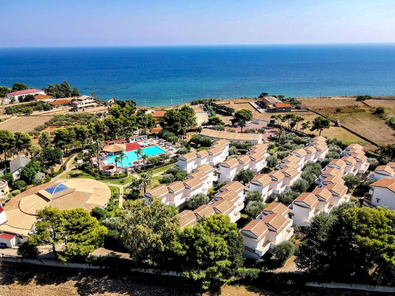 villaggio-spiagge-rosse-calabria-vista-aerea