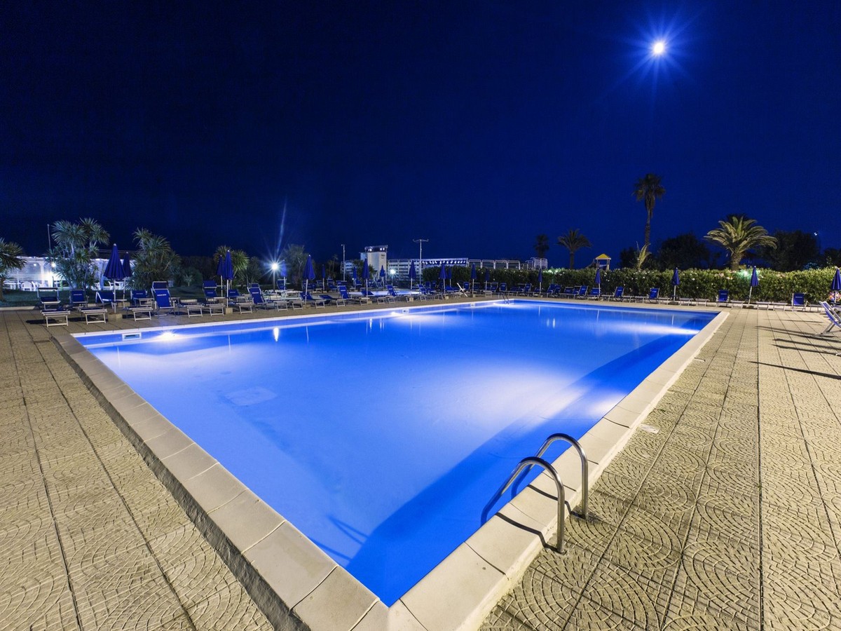 piscina-notturna-villaggio-african-beach-puglia