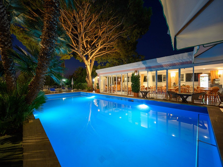 hotel-colella-forio-ischia-piscina-notturna