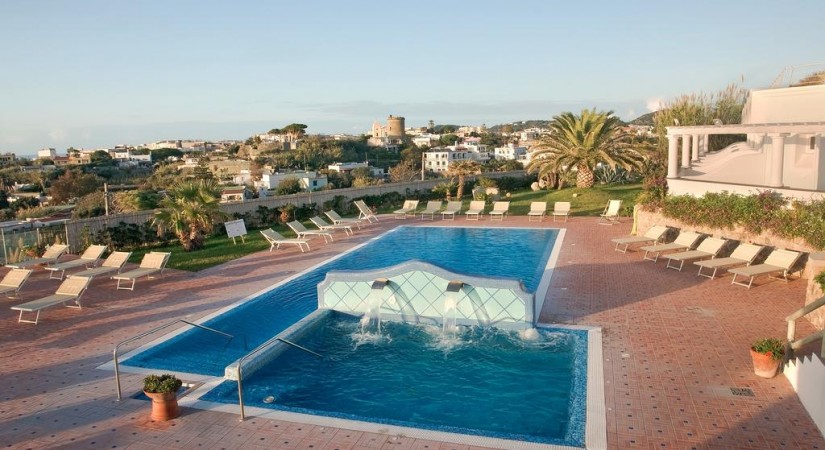 Hotel_Albatros_Forio_Campania_piscina_1.jpg-tSa-825X450