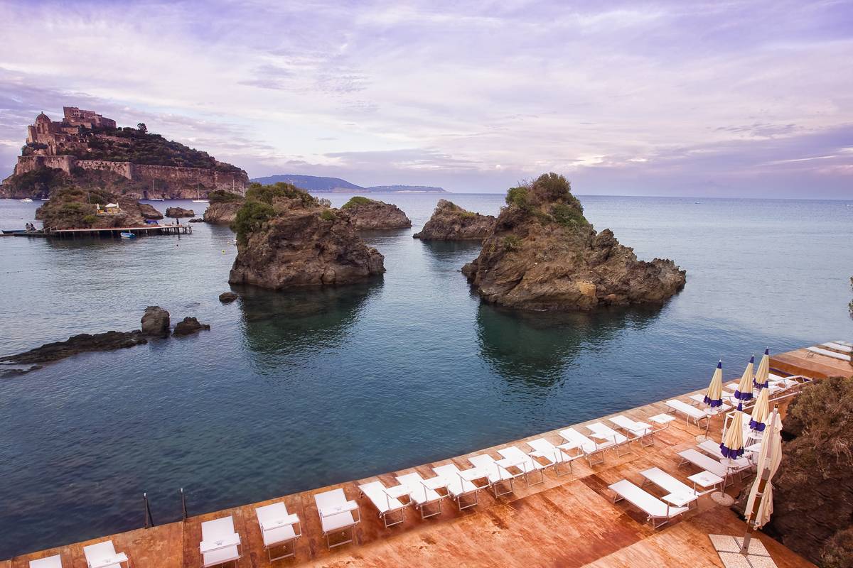 spiaggia-hotel-delfini-ischia-ponte