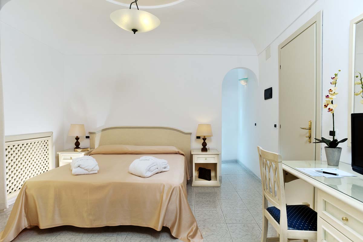 camera-comfort-hotel-san-lorenzo-forio
