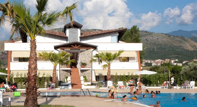 Suite_Hotel_Club_Dominicus_Grisolia_Lido_Calabria_piscina_1-tSa-825X450