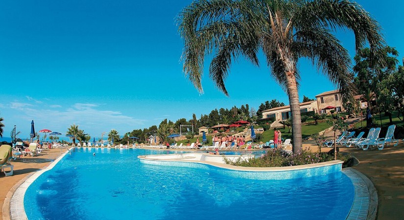 Villaggio-dolomiti-sul-mare-piscina2-tSa-825X450