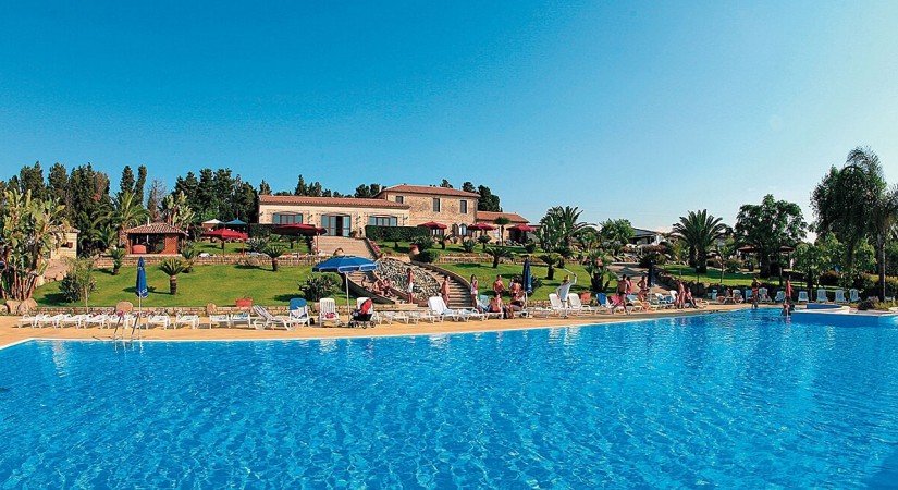 Villaggio-dolomiti-sul-mare-piscina3-tSa-825X450