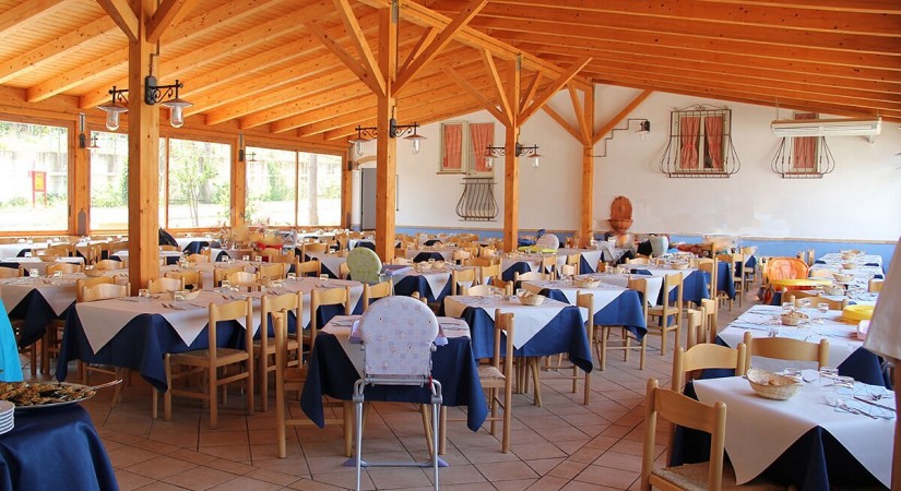 Villaggio-dolomiti-sul-mare-ristorante-tSa-825X450
