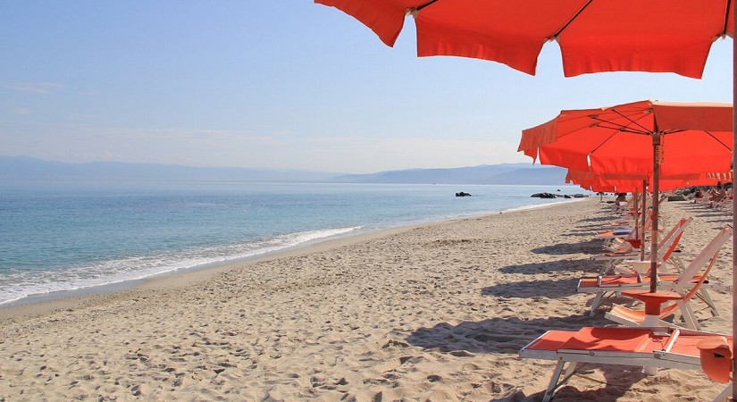 Villaggio-dolomiti-sul-mare-spiaggia2-tSa-825X450