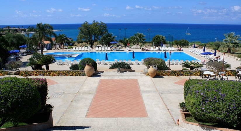 Villaggio-dolomiti-sul-mare-piscina4-tSa-825X450