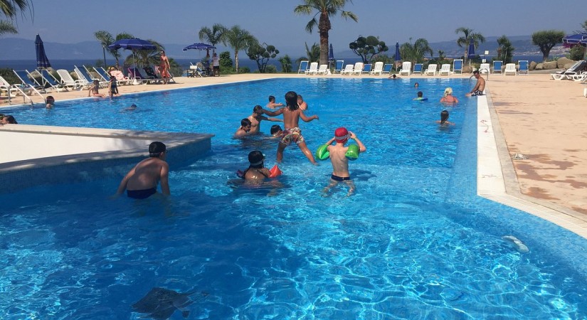 villaggio-dolomiti-sul-mare-piscina6-tSa-825X450