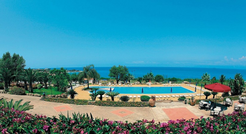 Villaggio-dolomiti-sul-mare-piscina-esterno_1-tSa-825X450