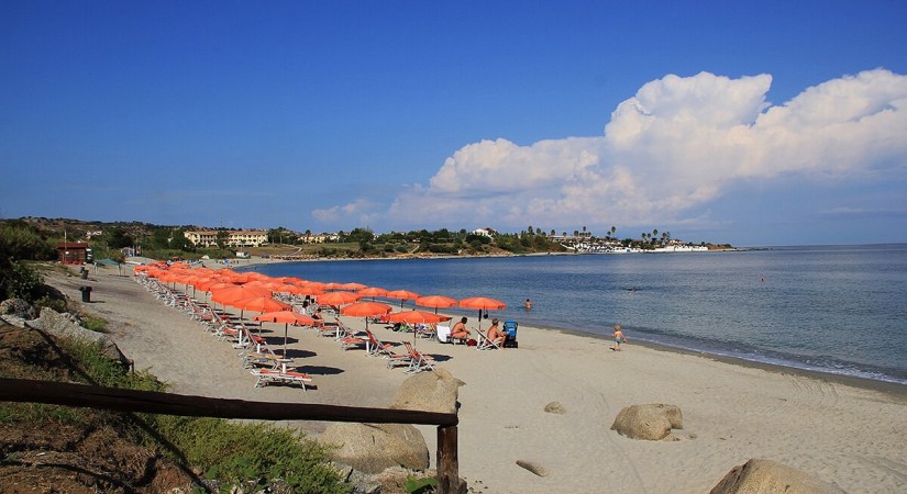 Villaggio-dolomiti-sul-mare-spiaggia-tSa-825X450