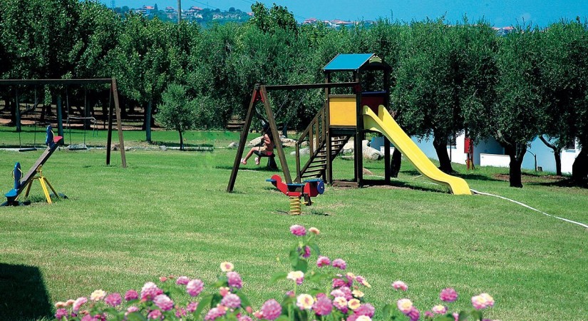 Villaggio-dolomiti-sul-mare-esterno-tSa-825X450