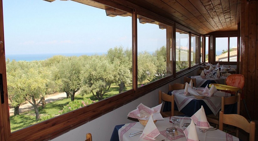 Villaggio-dolomiti-sul-mare-ristorante2_1-tSa-825X450