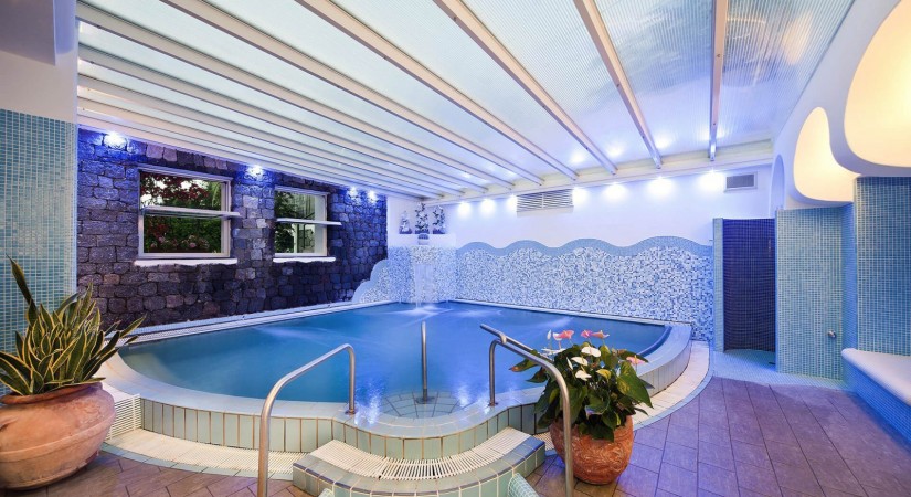 Floridiana-Hotel_Piscina-coperta-tSa-825X450