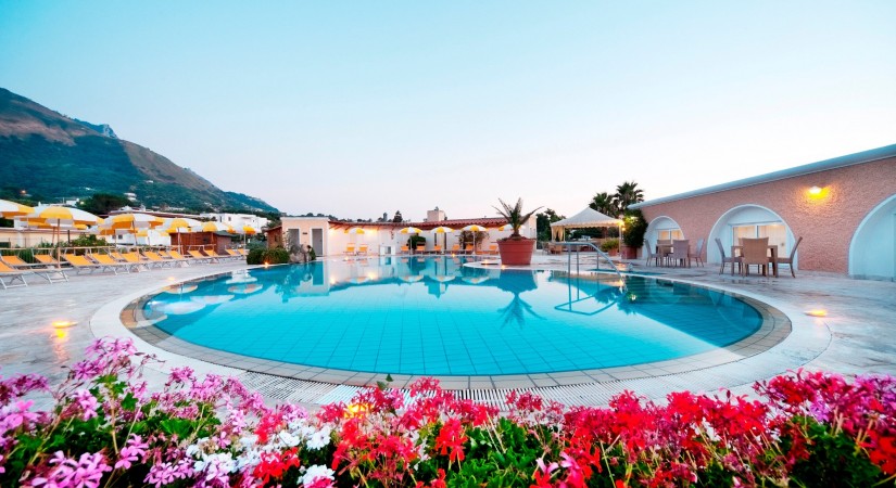 Hotel_Parco_Delle_Agavi_Forio_piscina_3-tSa-825X450
