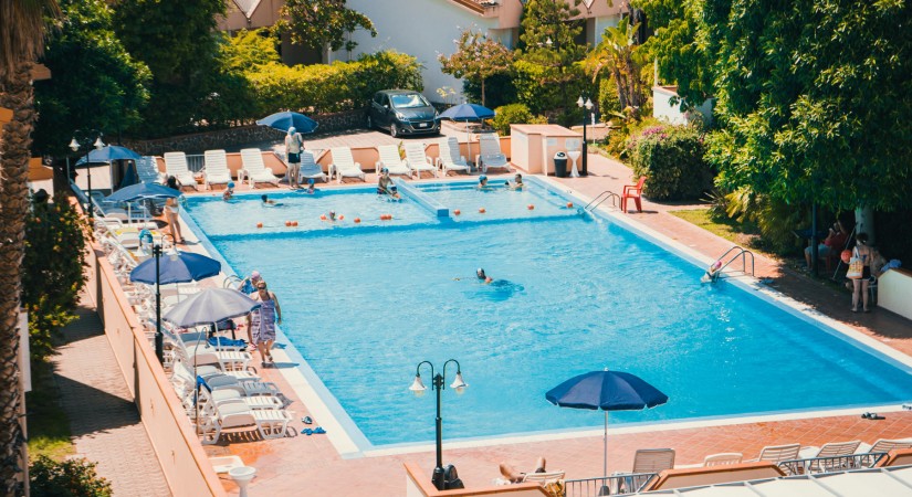 APULIA_HOTEL_CORIGLIANO_VISTA_PISCINA-tSa-825X450