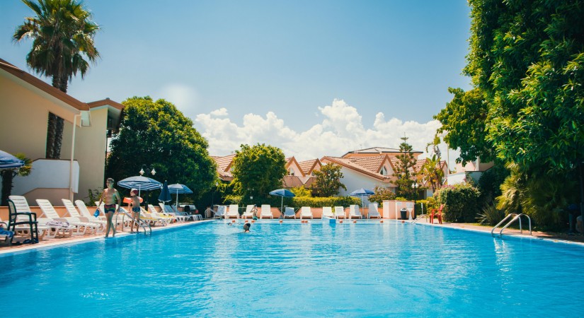 APULIA_HOTEL_CORIGLIANO_PISCINA1-tSa-825X450