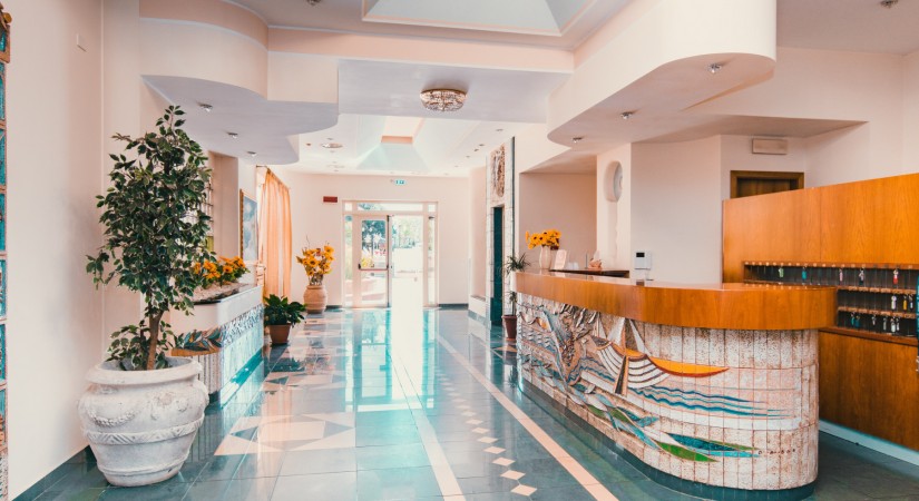 APULIA_HOTEL_CORIGLIANO_RECEPTION-tSa-825X450