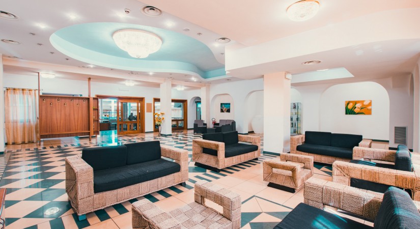 APULIA_HOTEL_CORIGLIANO_HALL-tSa-825X450