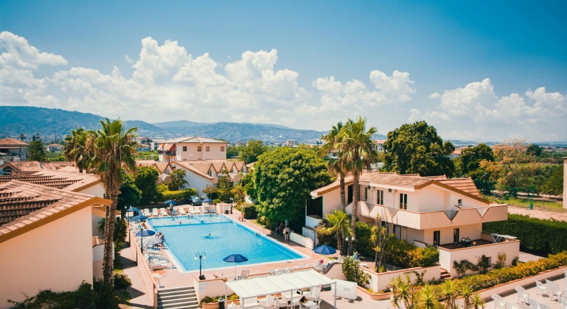 APULIA_HOTEL_CORIGLIANO_PISCINA-tSa-825X450