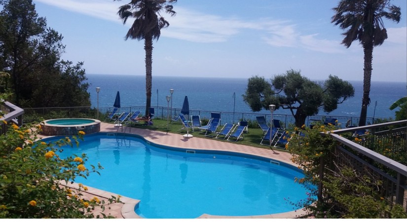 Hotel_club_nettuno_palace_-_piscina_esterna2-tSa-825X450