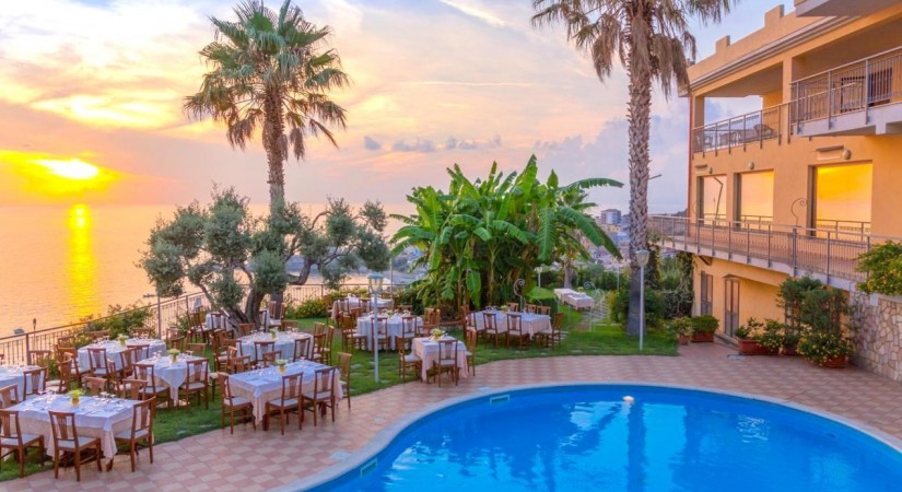 Hotel_club_nettuno_palace_-_piscina_esterna-tSa-825X450