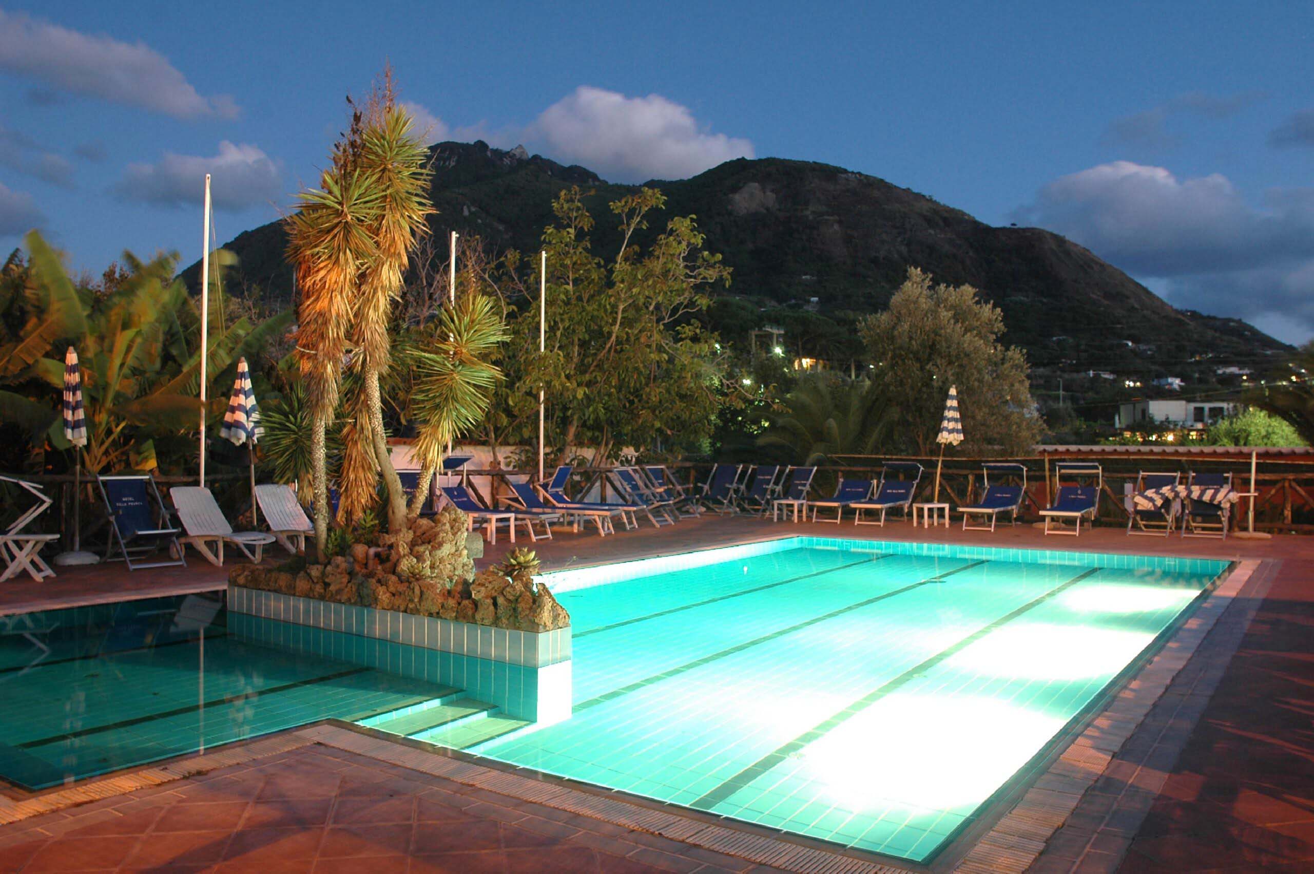 piscina-esterna-notte-hotel-villa-franca-ischia