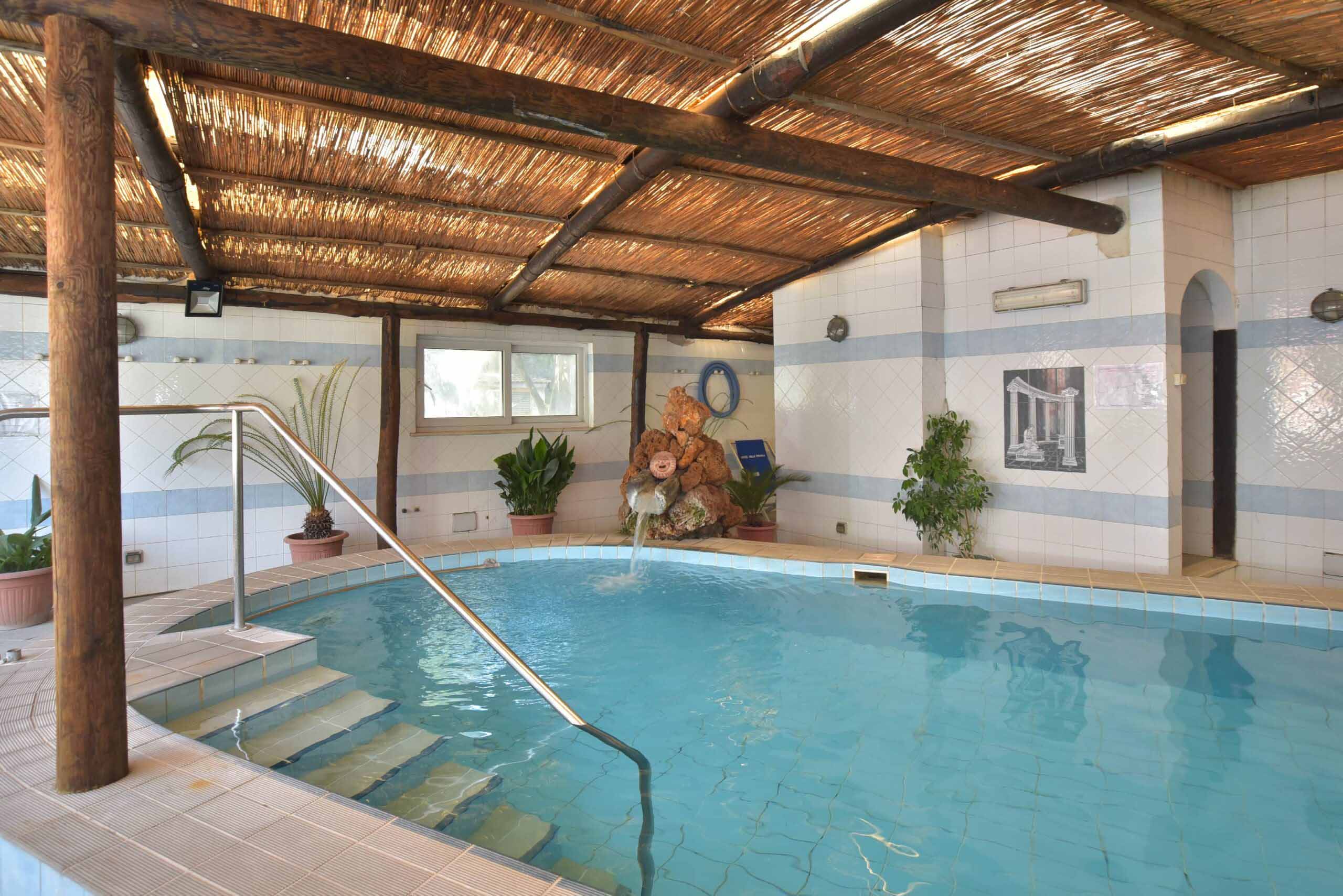 piscina-interna-hotel-villa-franca-ischia