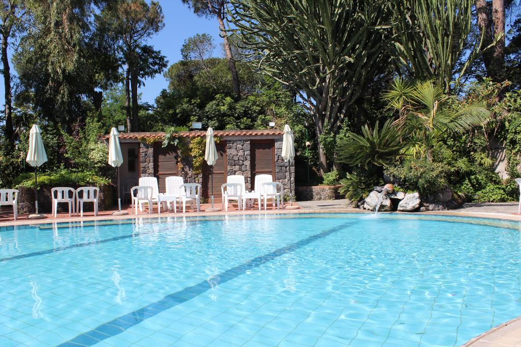 hotel-pineta-ischia-piscina-esterno