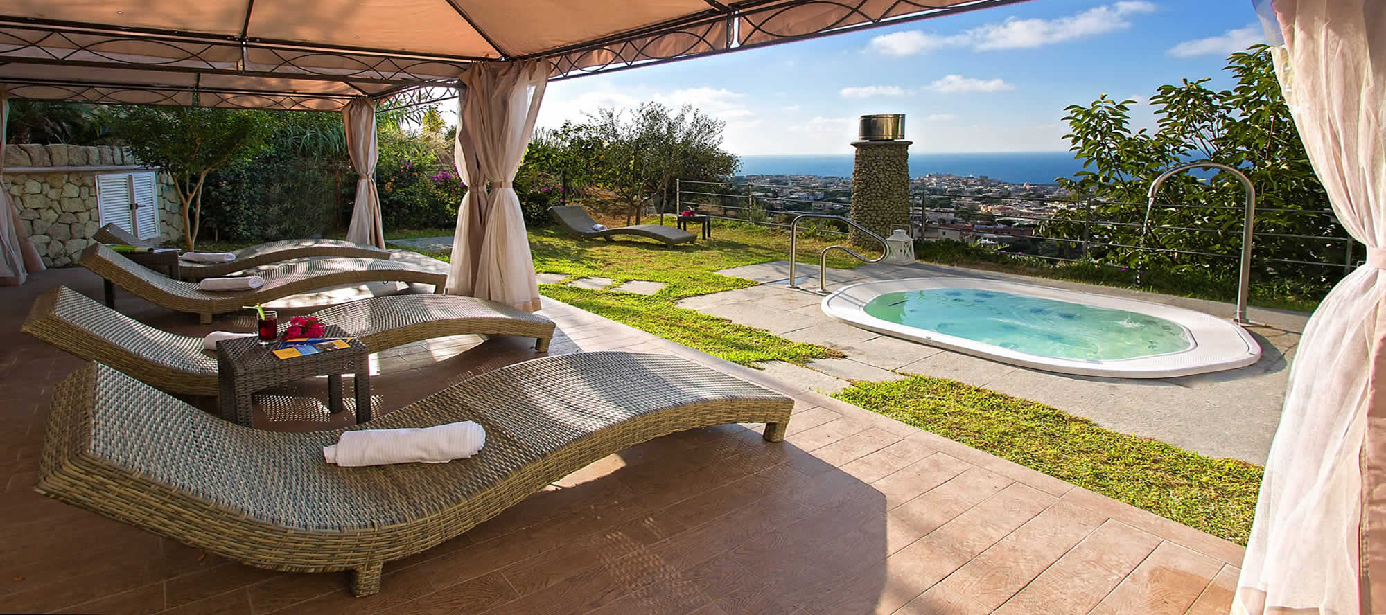 residence-la-rosa-ischia-piscina-jacuzzi