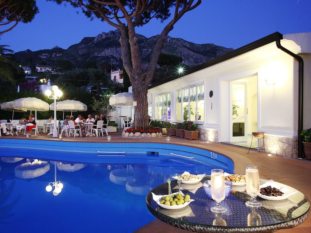 hotel-park-imperial-ischia-forio-piscina-notte