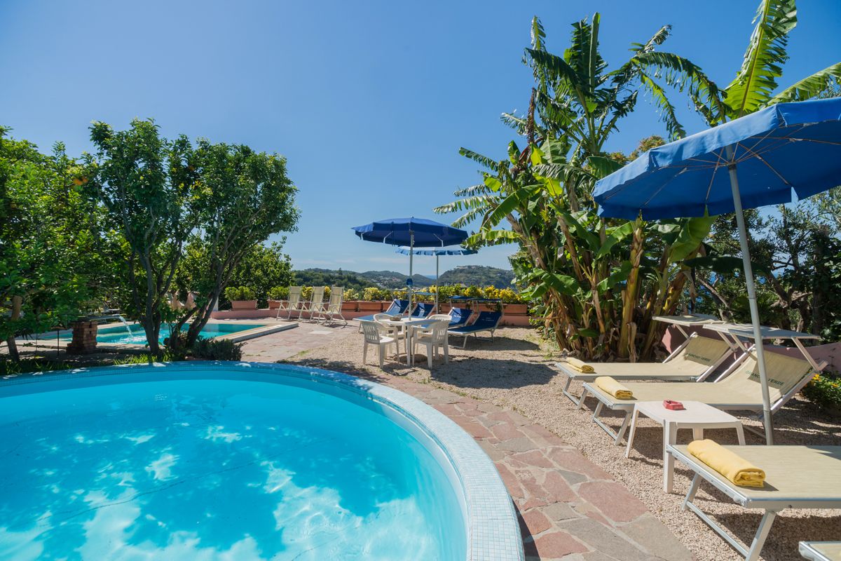 hotel-bel-tramonto-casamicciola-ischia-piscina-solarium