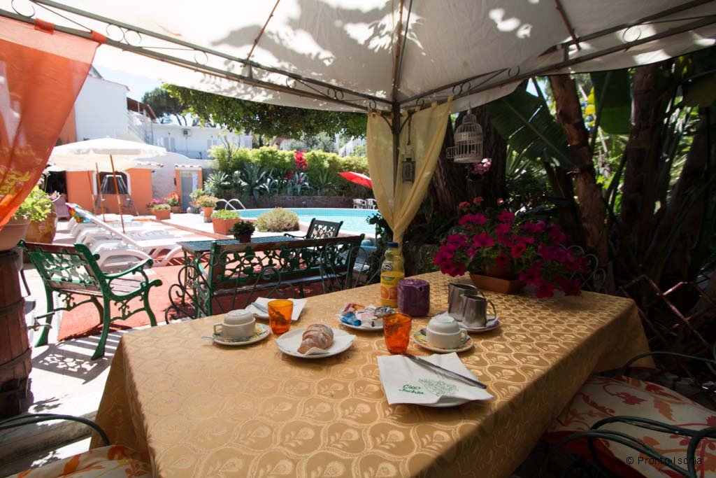 hotel-aragonese-ischia-ponte-colazione-esterna